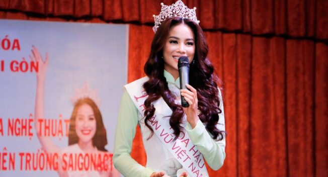 Hoa hậu Phạm Hương xúc động khi về thăm trường