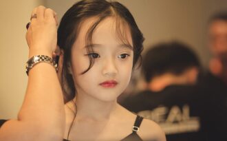 Vẻ đẹp hút hồn của em bé 7 tuổi có biệt danh là “tiểu Châu Tấn”