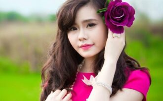 Ngắm thủ khoa Ngân hàng xinh tươi, ngọt ngào trong nắng