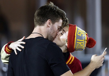 Miley Cyrus và Patrick Schwarzenegger, con trai của nam diễn viên