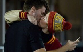 Miley Cyrus “khóa môi” bạn trai mới