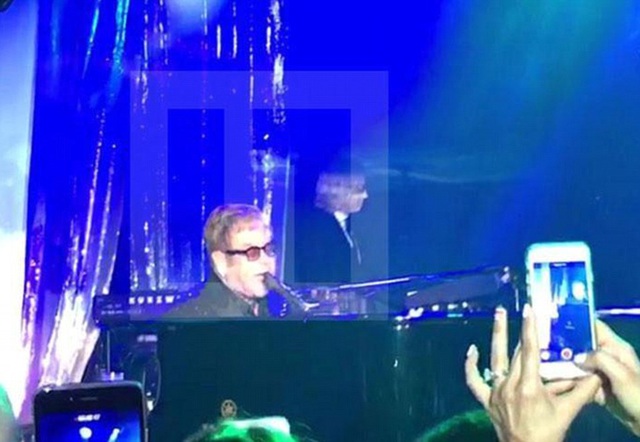  Danh ca Elton John - người không bao giờ hát với cát sê dưới 1 triệu bảng Anh cũng góp mặt trong đám cưới xa hoa này 