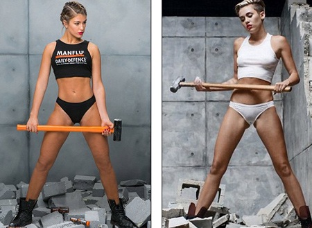 Miley copy dáng đứng và cầm theo chiếc búa lớn y hệt Miley Cyrus.