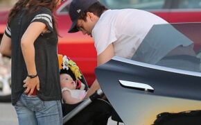 Mila Kunis và Ashton Kutcher lần đầu khoe con