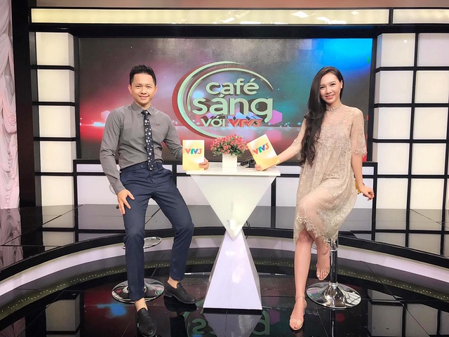 BTV Minh Hà cùng bạn dẫn trong chương trình Café sáng với VTV3.