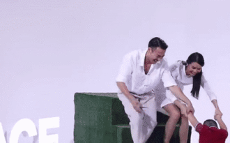 Minh Hằng “khốn đốn, bất lực” vì cậu bé nổi danh mạng xã hội