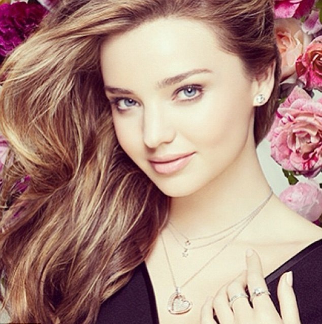 Miranda Kerr đang làm đại sứ quảng cáo cho một hãng trang sức