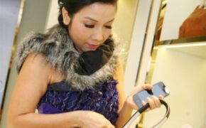 Mỹ Linh đi chọn túi