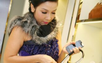 Mỹ Linh đi chọn túi