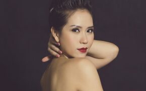 Hồng Mơ quyến rũ và đầy tự sự với album “Khi tình 30”