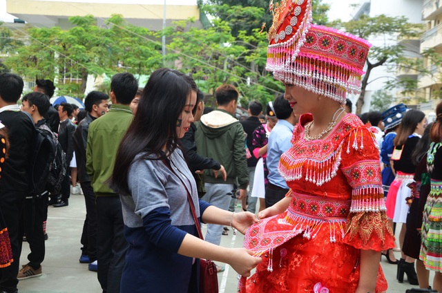  Trong ngày này, những bạn sinh viên người Mông từ các trường trên địa bàn Hà Nội đã cùng nhau khoác lên mình trang phục truyền thống. Người Mông ở những vùng khác nhau lại có những bộ quần áo truyền thống khác nhau. Trong ảnh, bạn Giàng Thị Pàng được khá nhiều người chú ý bởi bởi bộ trang phục cầu kỳ và lộng lẫy. 