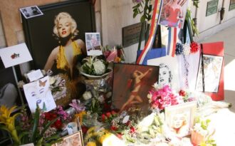 Fans tới viếng mộ Marilyn Monroe