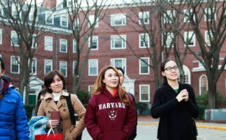 Mỹ Tâm xinh tươi khi ghé thăm sinh viên Việt Nam tại Mỹ