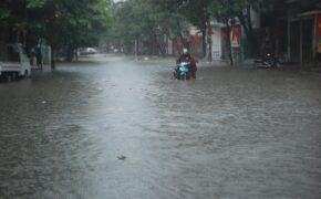 Mưa lớn bất ngờ, thành phố Lào Cai ngập trong nước