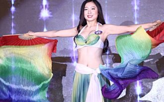 Nữ sinh trường Báo múa đẹp như vũ công chuyên nghiệp