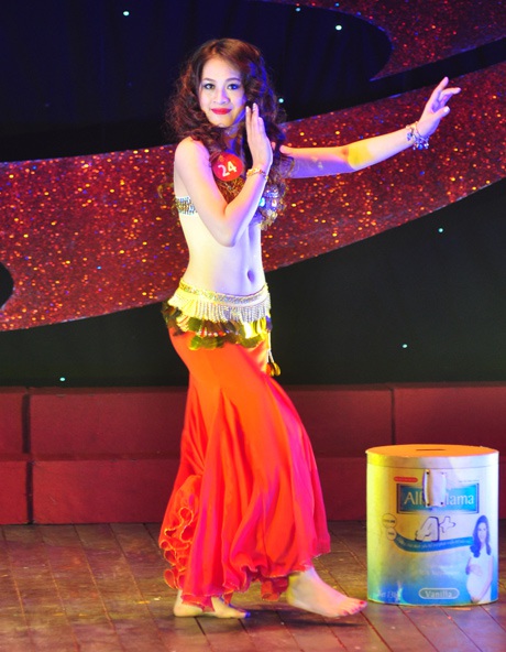 Tiết mục bellydance của Nguyễn Thu Hà (ĐH Công đoàn)