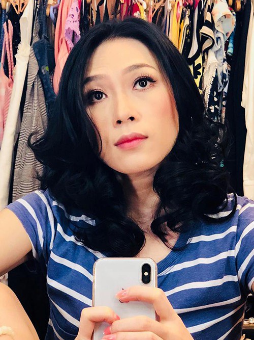 Mỹ Tâm trẻ trung chụp ảnh selfie trong phòng thay đồ cùng dòng chia sẻ: Không nhớ bao lâu rồi mới tự chụp bản thân!.