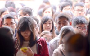 Fan ‘rồng rắn’ xếp hàng nhận vé live concert của Mỹ Tâm tại Hà Nội