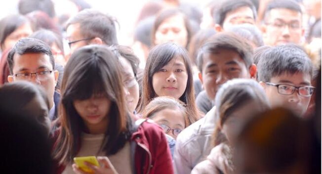 Fan ‘rồng rắn’ xếp hàng nhận vé live concert của Mỹ Tâm tại Hà Nội