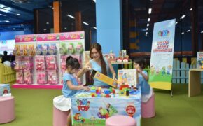 Hai con của Lý Hải Minh Hà háo hức chơi đồ chơi khi tham dự sự kiện