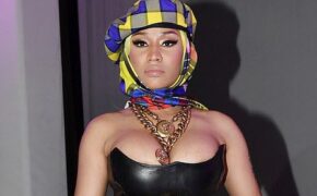 Nicki Minaj diện áo hở táo bạo