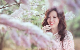 Midu e ấp bên hoa anh đào đón năm mới