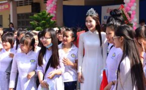 Hoa khôi Nam Em xúc động thăm trường xưa