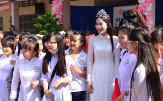 Hoa khôi Nam Em xúc động thăm trường xưa