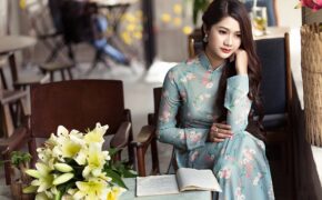 Thiếu nữ Quảng Bình thướt tha tà áo dài trên phố Sài Gòn