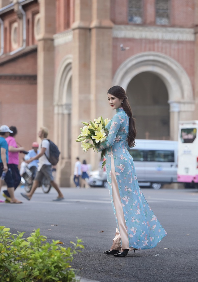 Thảo hiện đang sống ở Hà Nội. Cô ghé thăm Sài Gòn vào mùa nắng đẹp nên rất háo hức chụp bộ ảnh này.