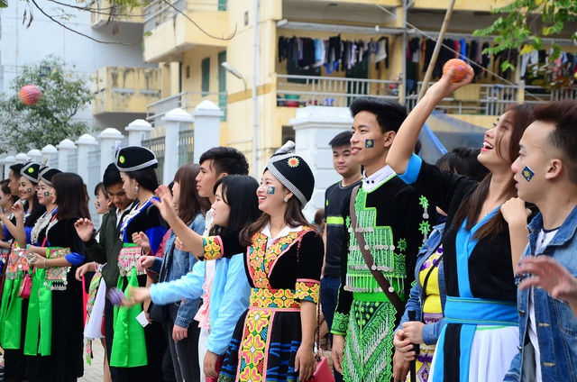  Ném pao là một trò chơi không thể thiếu trong những ngày hội truyền thống, lễ tết của người Mông. Những chàng trai, cô gái thường ném pao qua lại cho nhau để tìm người giao duyên. 