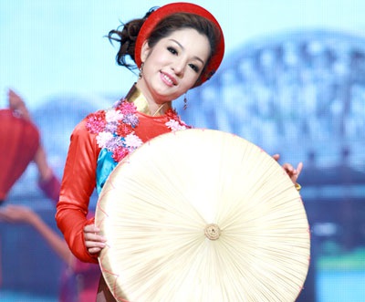 Danh hài Thúy Nga mỹ miều hát dân ca ba miền