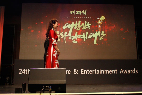 Hoa hậu Thúy Nga trao giải tại Korean Culture & Global Entertainment Awards 2016 - 5