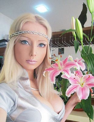 Ngắm “búp bê Barbie sống” khiến nước Nga xôn xao