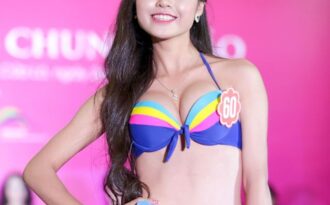 Người đẹp phố biển khoe nhan sắc rạng ngời