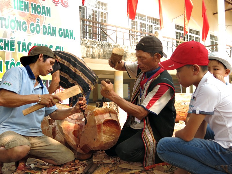 Các nghệ nhân Tây Nguyên thi tài chế tác tượng gỗ dân gian