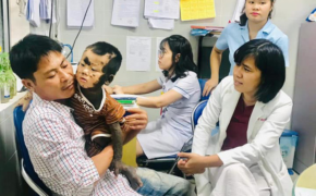 Nghẹn lòng cuốn sổ “tạ ơn đời” của ông bố nghèo có con như dị nhân phim Hollywood