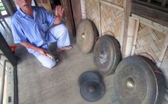 Nghệ nhân cồng chiêng bên dòng sông Lam