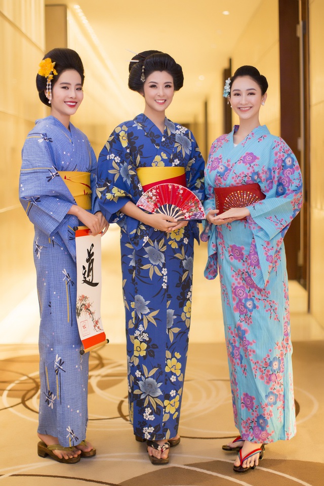 Nam Em diện kimono tươi tắn, nền nã không kém gì đàn chị.