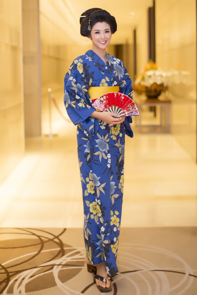 Năm ngoái, cô còn thiết kế bộ sưu tập áo dài cách tân dựa trên ý tưởng về kimono, bộ trang phục truyền thống của phụ nữ Nhật.