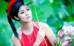 Ngắm hoa hậu Ngọc Hân yếm thắm e ấp bên sen hồng