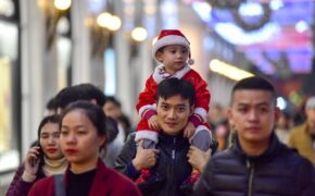 Hà Nội: Người dân đổ ra đường đón Giáng sinh, nhiều tuyến đường “tắc không lối thoát”