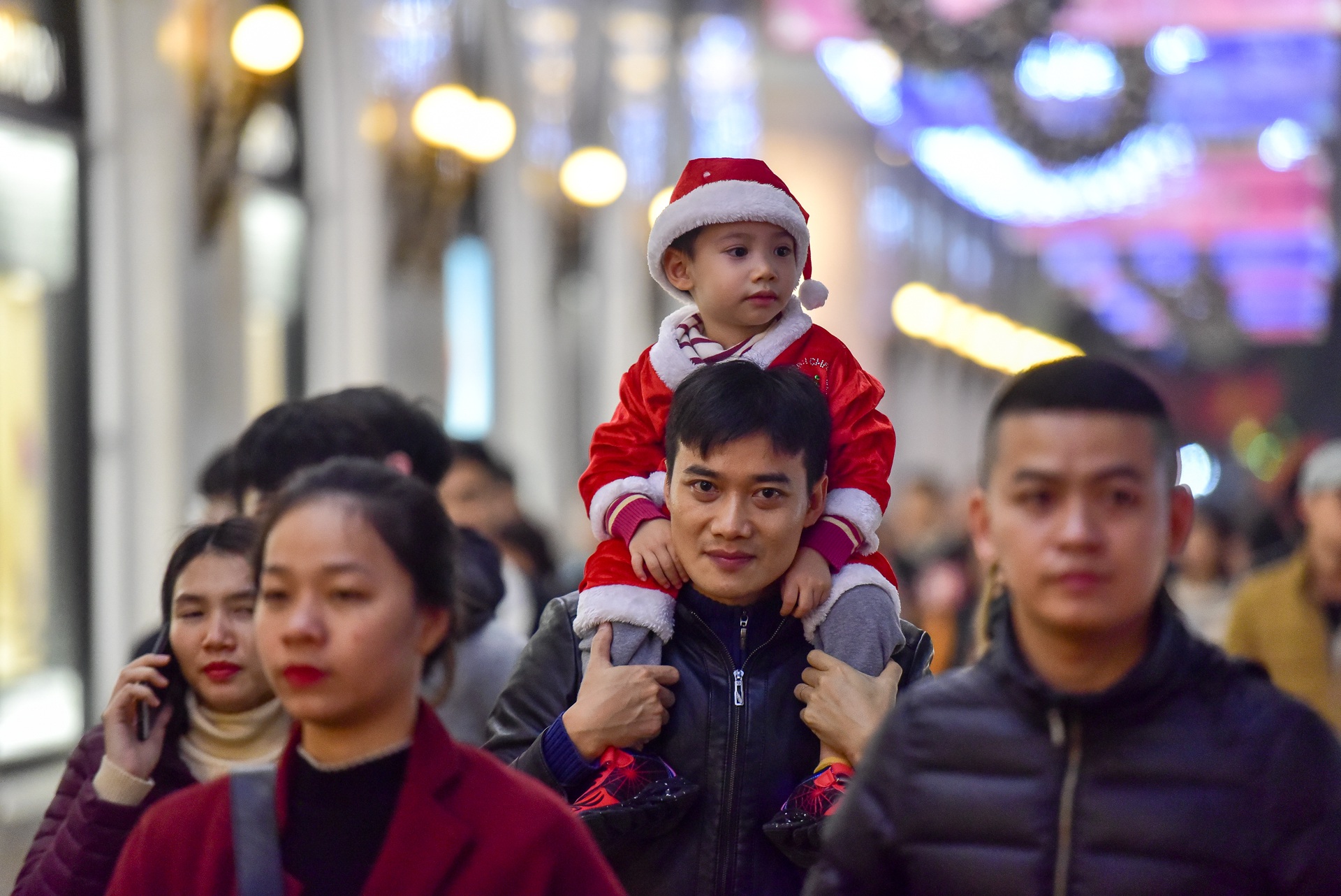 Hà Nội: Người dân đổ ra đường đón Giáng sinh, nhiều tuyến đường tắc không lối thoát - 6