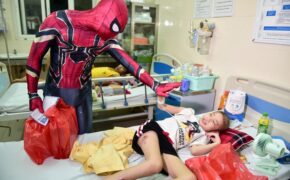Chàng trai hoá thân thành “người nhện” đi truyền lửa cho các bệnh nhi ung thư