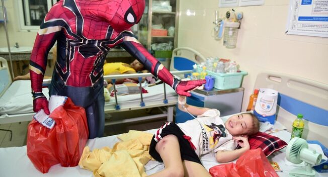 Chàng trai hoá thân thành “người nhện” đi truyền lửa cho các bệnh nhi ung thư