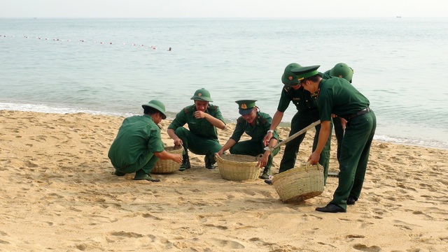 Phú Yên: Hơn 200 đoàn viên tham gia chiến dịch làm sạch bãi biển - 1