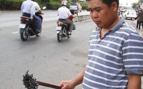 Hai thanh niên chống “đinh tặc” trên cầu An Phú Đông