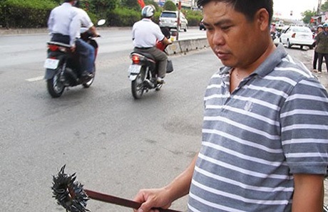 Mỗi sáng anh Phong hút được hàng trăm cây đinh sắc nhọn.