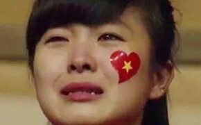 Nữ CĐV đáng yêu bật khóc vì U19 Việt Nam gây sốt mạng