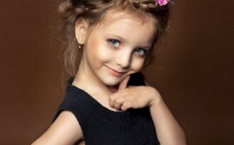 Cư dân mạng “phát sốt” trước vẻ đẹp tựa “búp bê” của mẫu nhí Nga